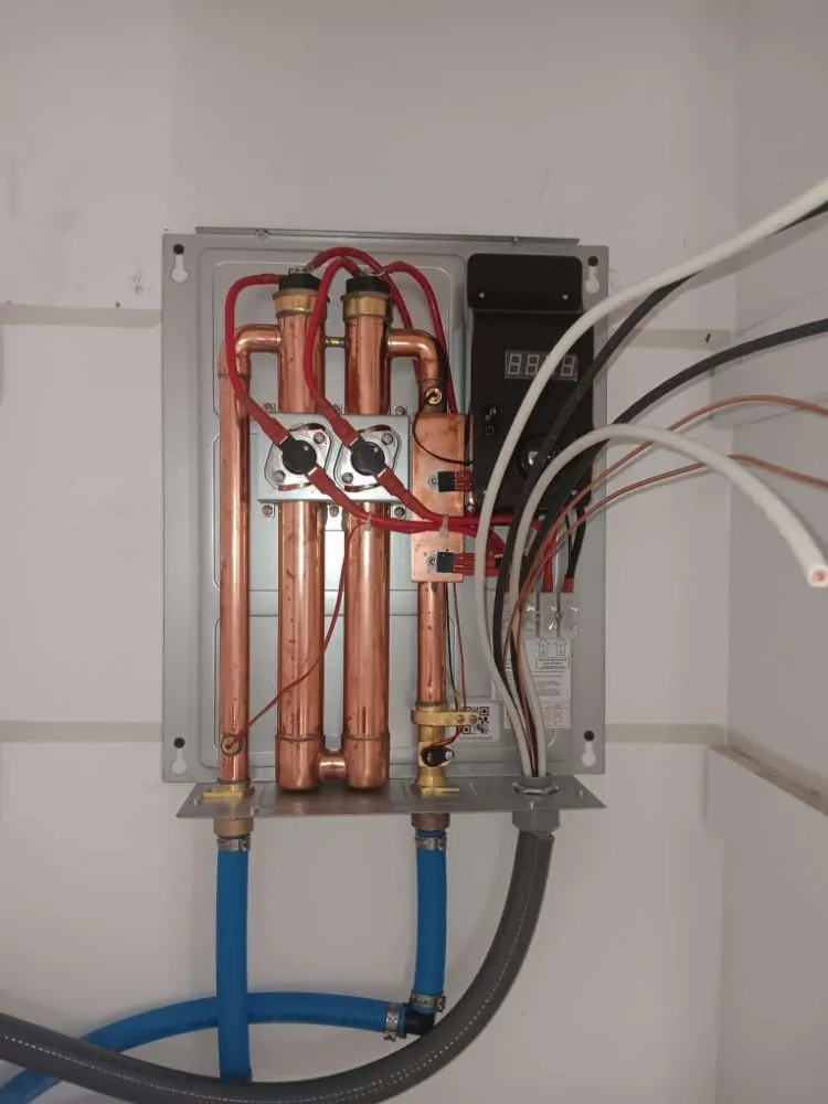 Slide of Aldana Tiles Construccion