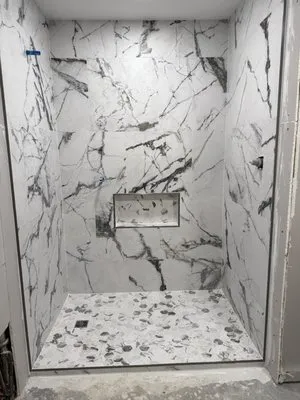 Carmen & Elianas General Construction Logo