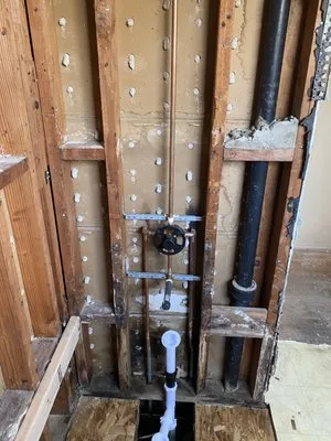 Combat Plumbing Logo