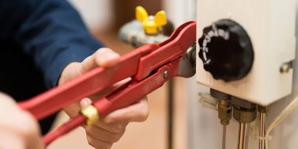 Custom & Master Plumbing Logo