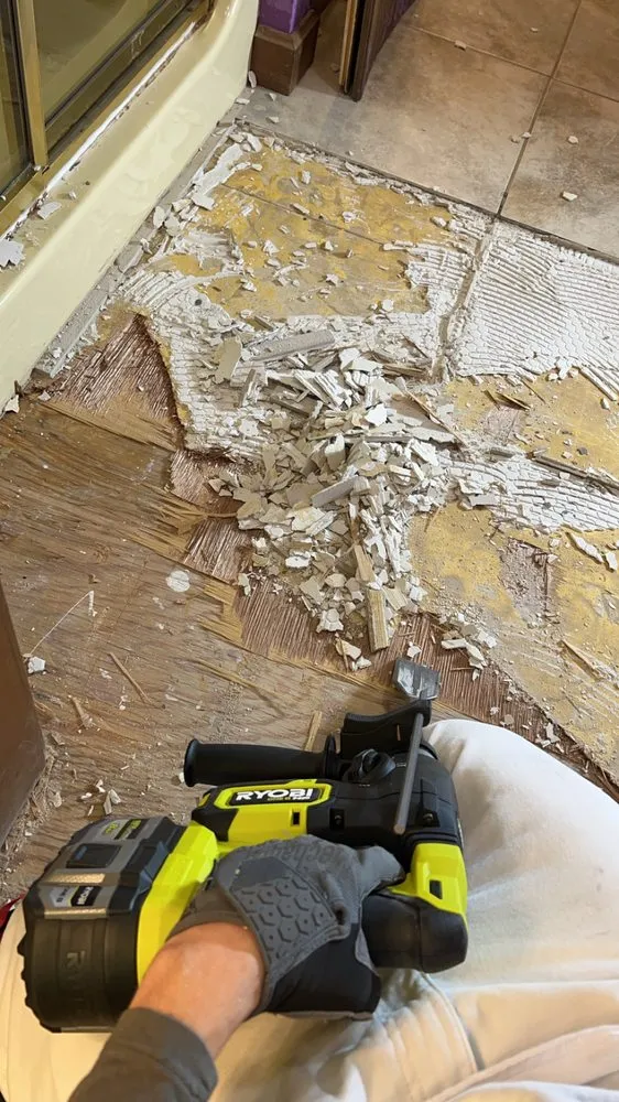 Slide of Davies Tile Hardwood & LVT