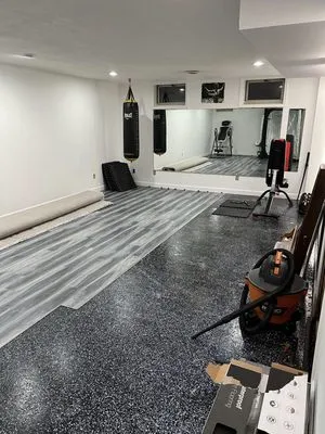 Davies Tile Hardwood & LVT Logo