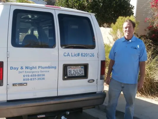 Day and Night Plumbing Logo