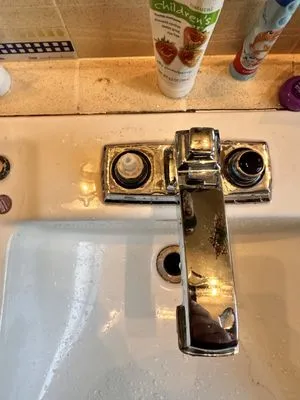 Efrain Luna Plumbing Logo