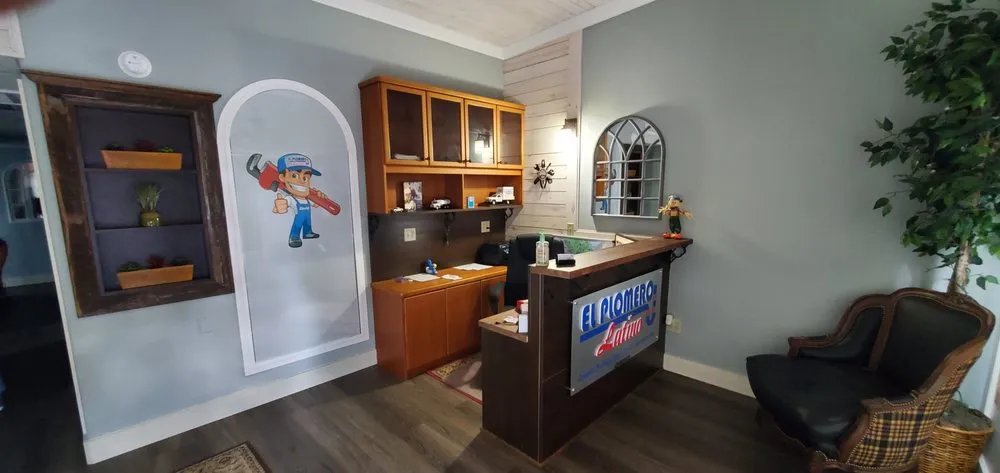 Slide of El Plomero Latino