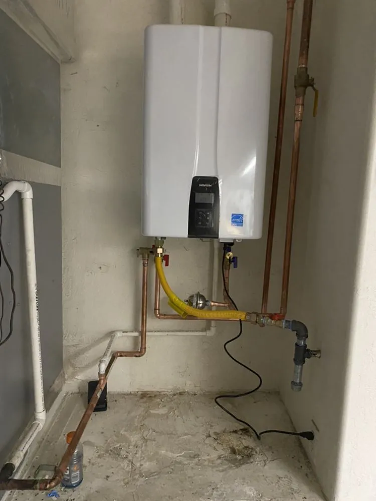 Slide of El Plomero Miguel