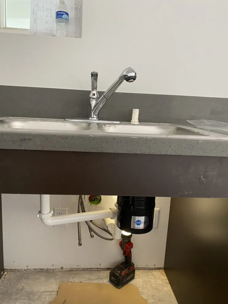 Slide of El Plomero Miguel