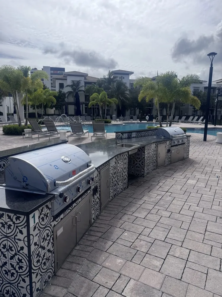 Slide of E&M Leon Construction