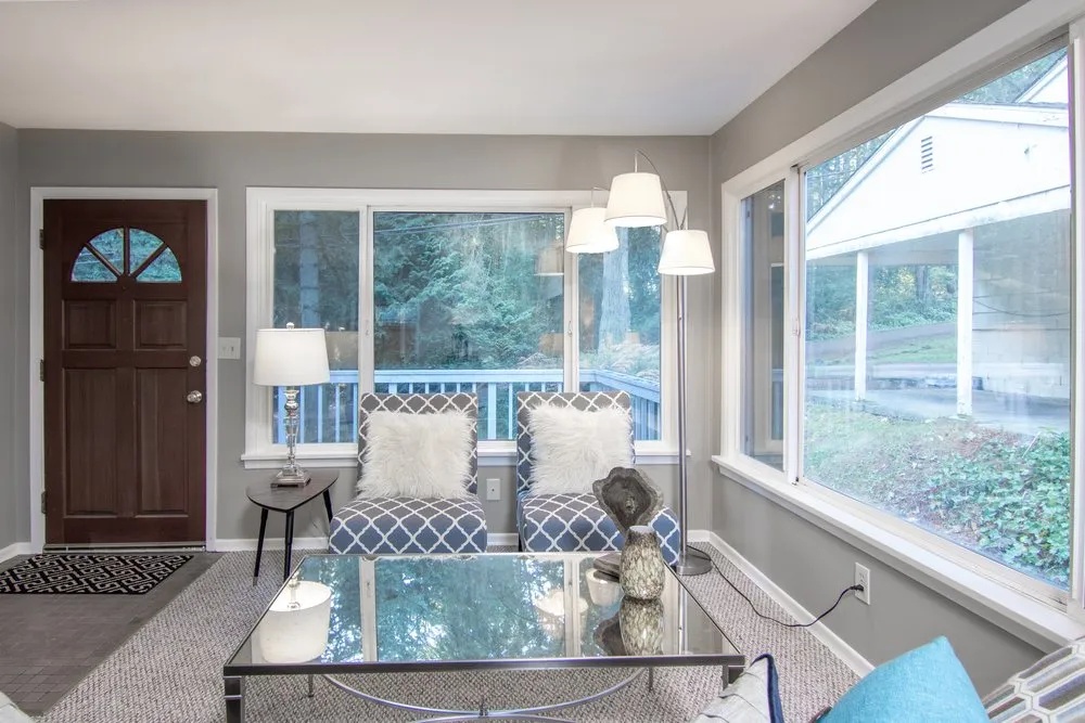 Slide of Estafette Services