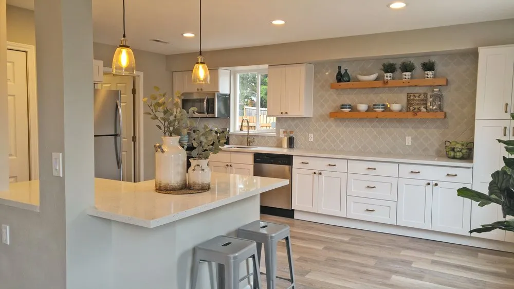 Slide of Estafette Services