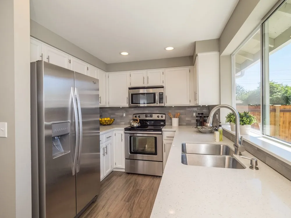 Slide of Estafette Services