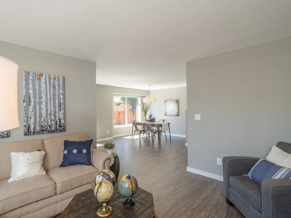 Slide of Estafette Services