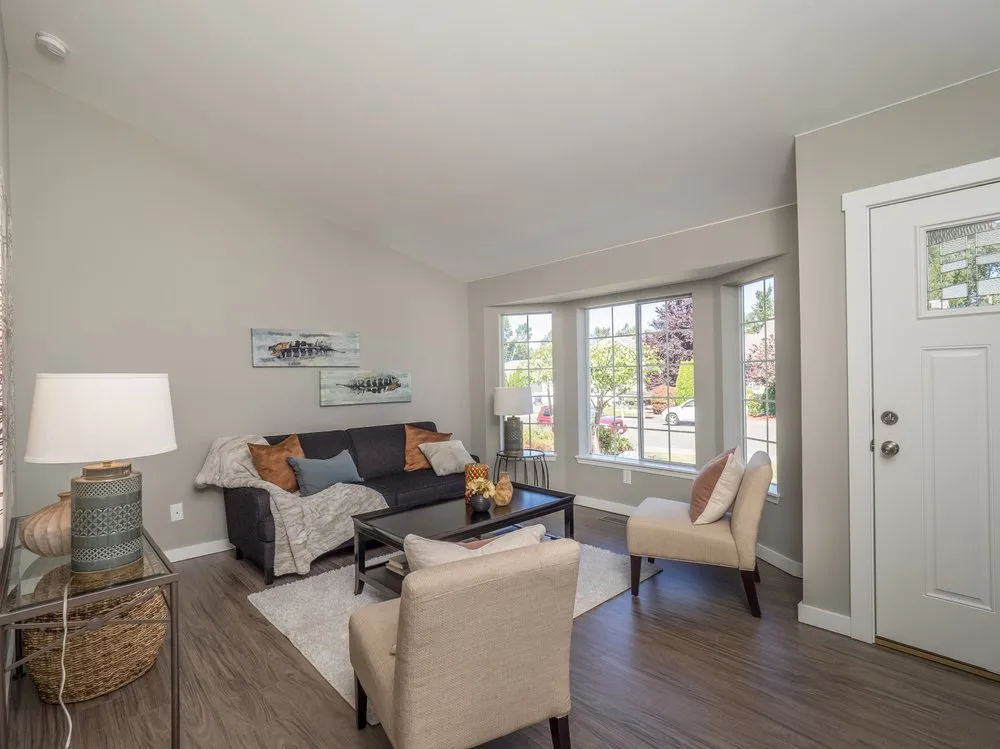 Slide of Estafette Services