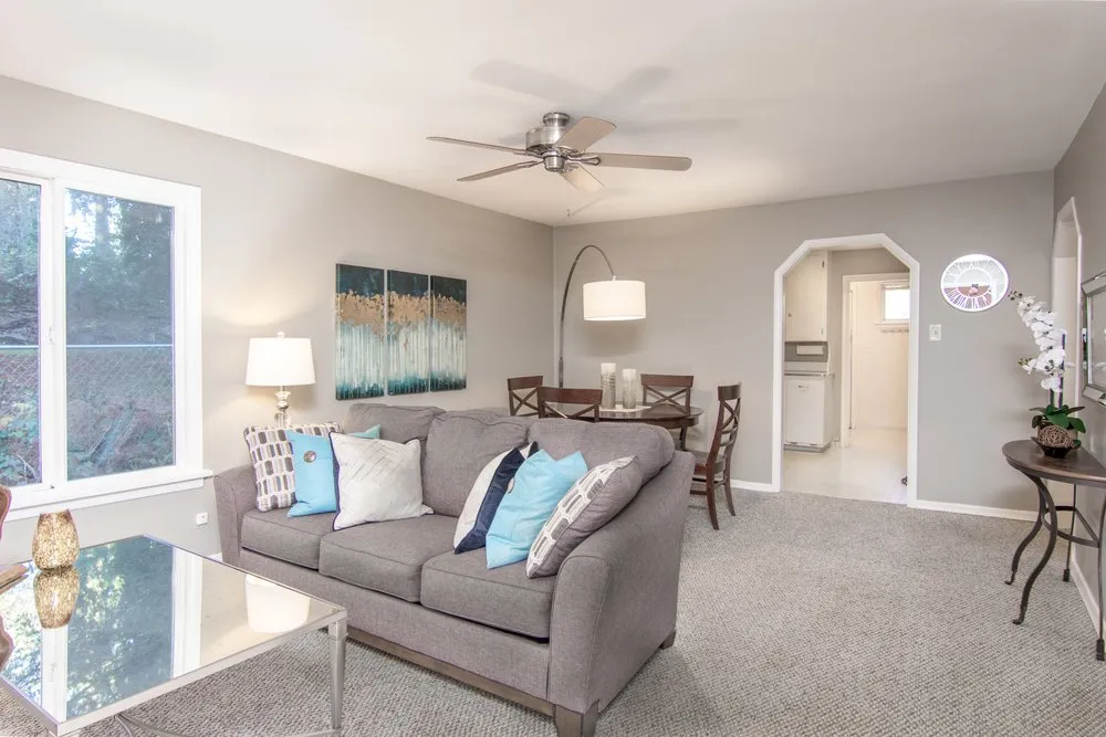 Slide of Estafette Services