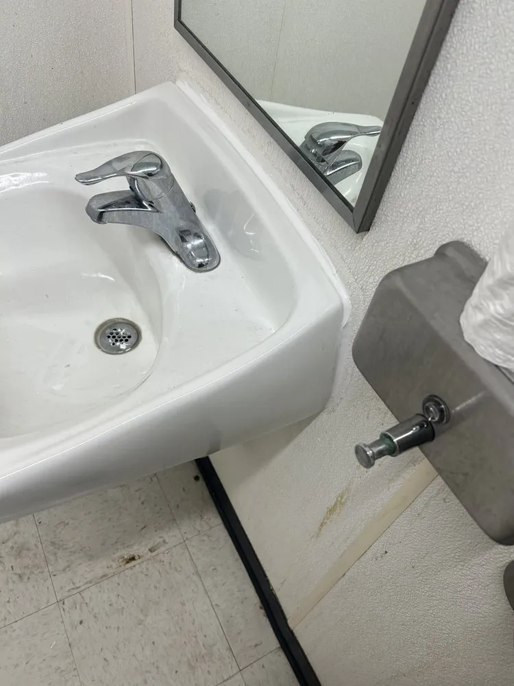 Slide of Handyman services by Abel Cruz