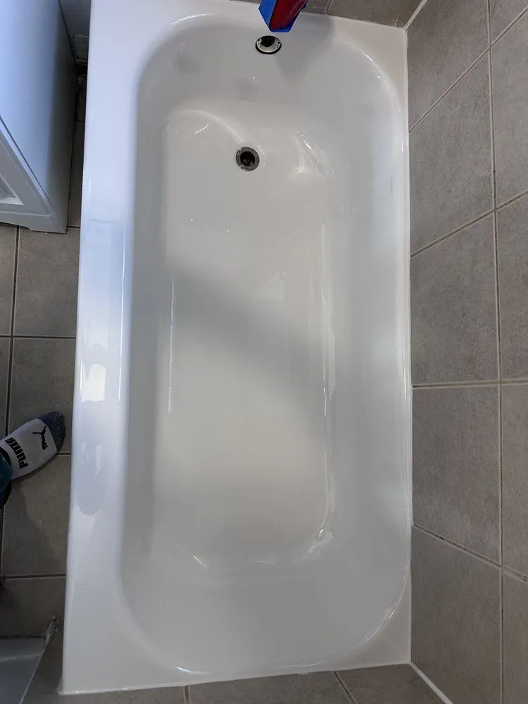 Slide of Handywolf Bathtub reglazing