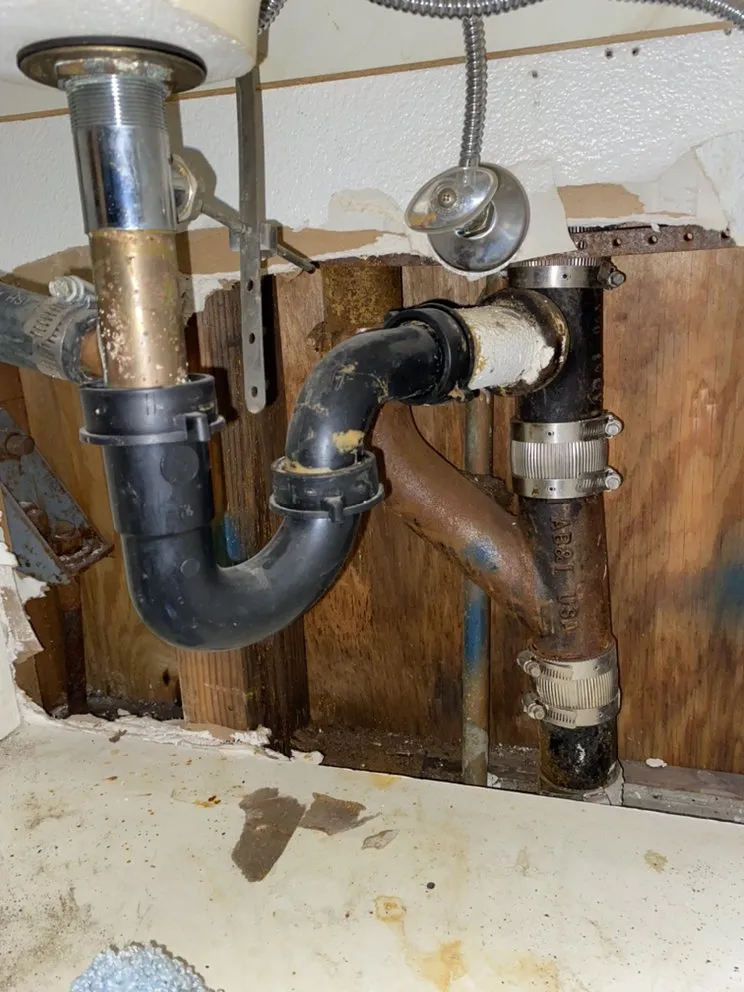Professional emergency plumbing in Los Angeles, CA by Helpful Hands Handyman Service