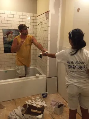 Hollar Here Renovations Logo