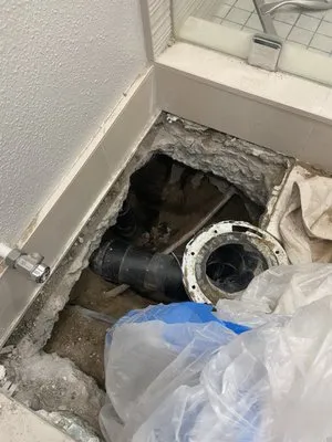 LA Plumbing and Builders Logo