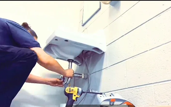 Slide of LAS MANOS QUE NECESITA TODA MUJER