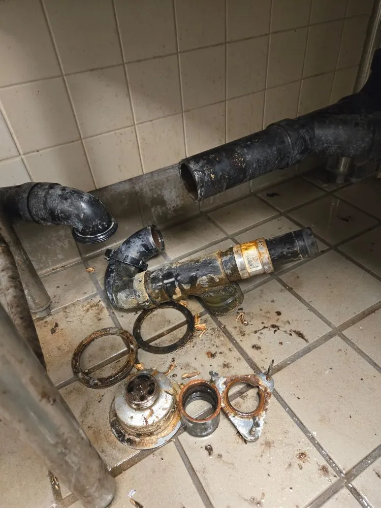 Professional pipe repair service in Los Angeles, CA - Leos Painting and Cleaning Services