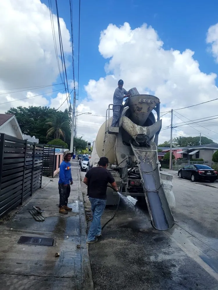 Slide of López López Construcción