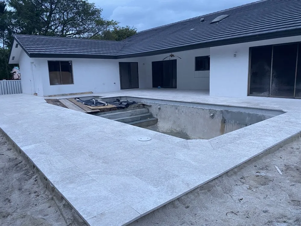 Slide of López López Construcción