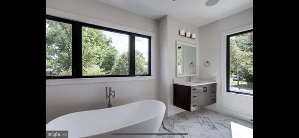 LRV Construction Logo