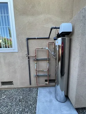 Mikhail J Hutchins Logo