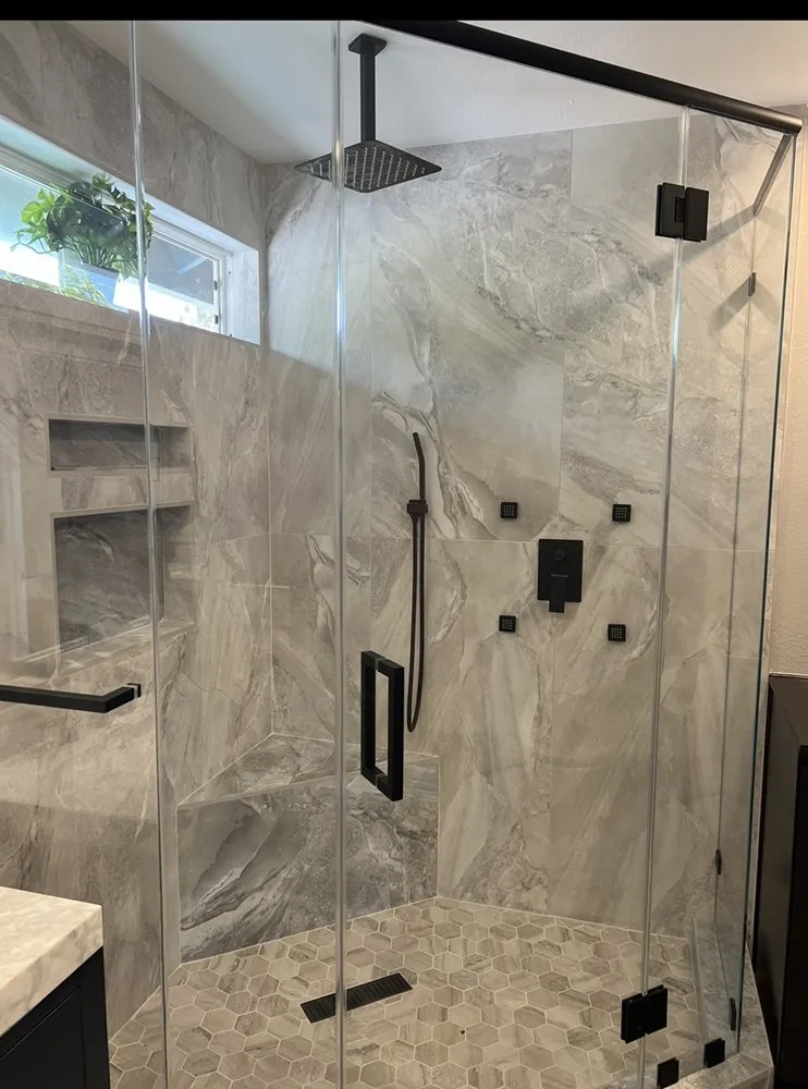 Slide of M&R Construcción