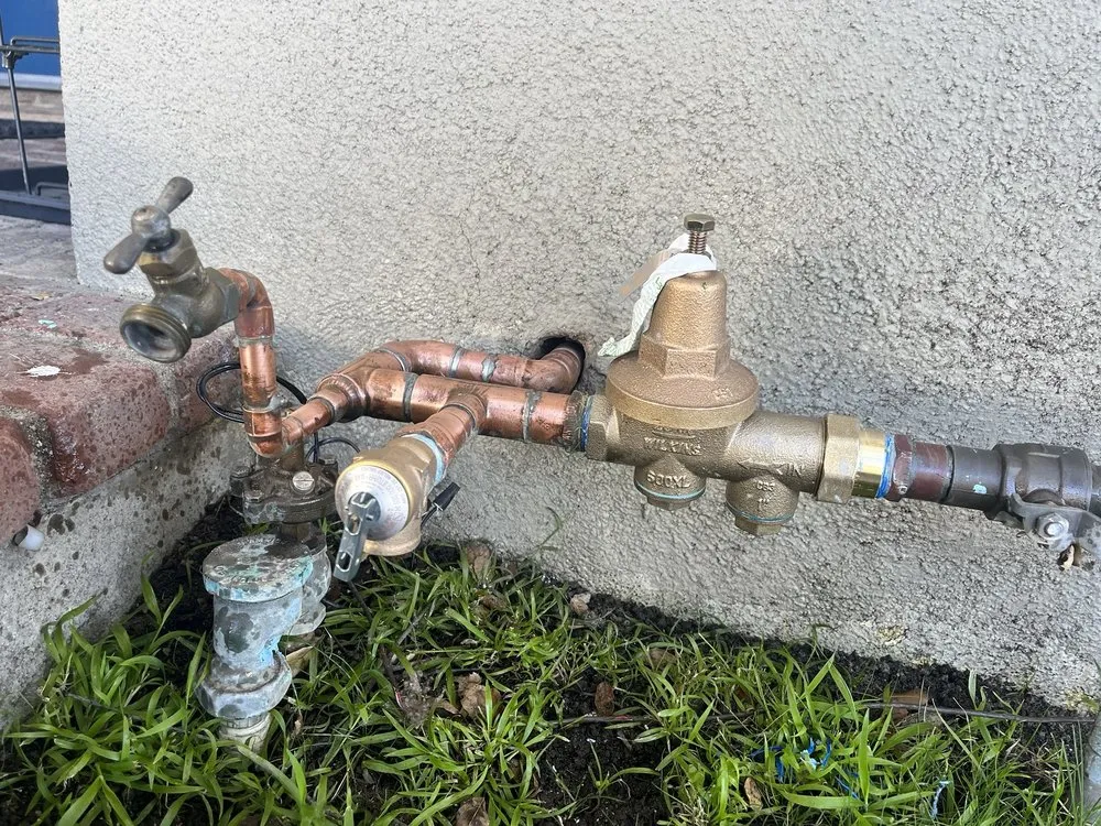 Expert emergency plumbing for homes in Long Beach, CA by Omar's Plumbing & Rooter Gas leak repair