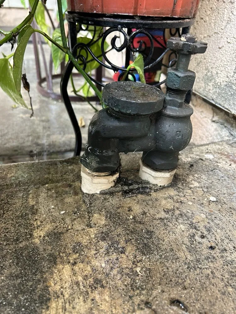 Professional pipe repair experts serving Long Beach, CA - Omar's Plumbing & Rooter Gas leak repair