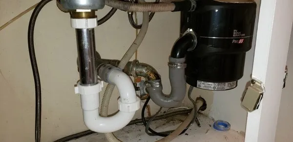 Plumber On Wheels Logo