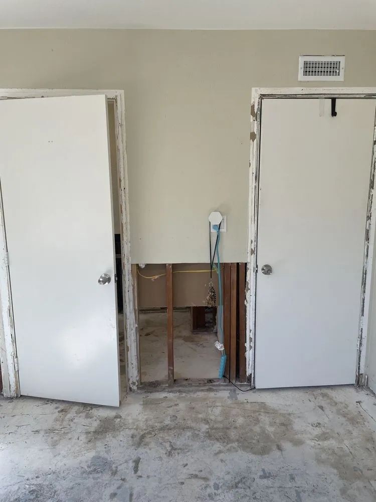 Emergency emergency plumbing for homes in San Fernando Valley, CA by Revamp Restoration