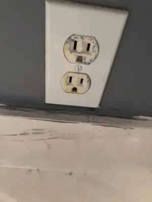 Reynolds Painting & Home Improvement Logo