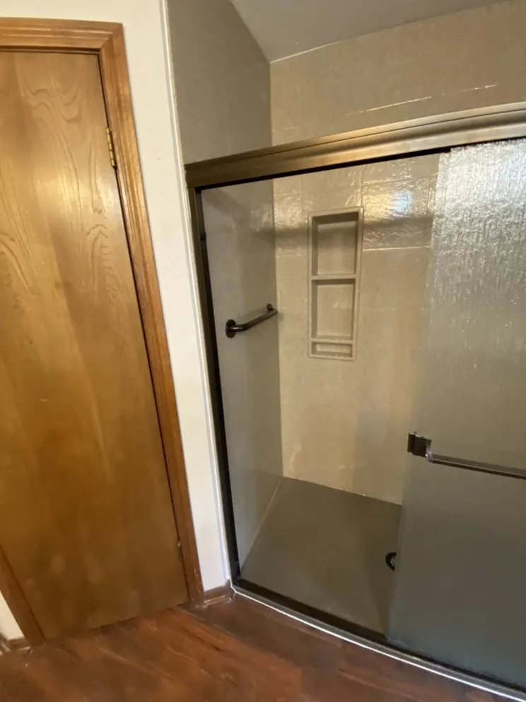 Slide of Rosendo Bathroom