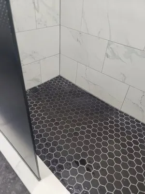 T-Rav's In & Out Logo