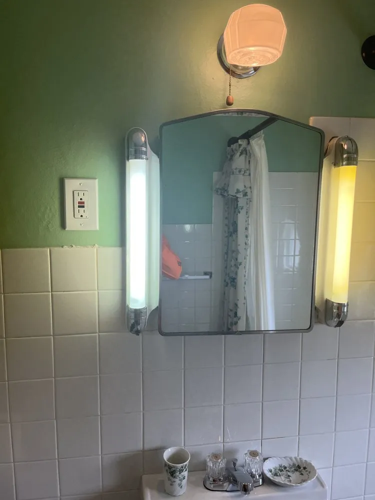 Slide of The Handy Dude