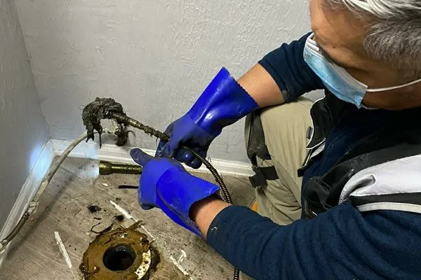 The Unclogger Surgeon Logo