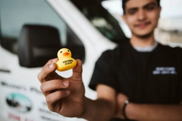 Wezee's Plumbing Logo