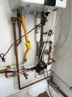 YELLOW BEE plumbing Logo