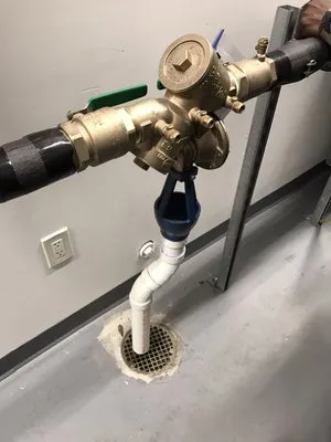 Young Lee Plumbing Co Logo