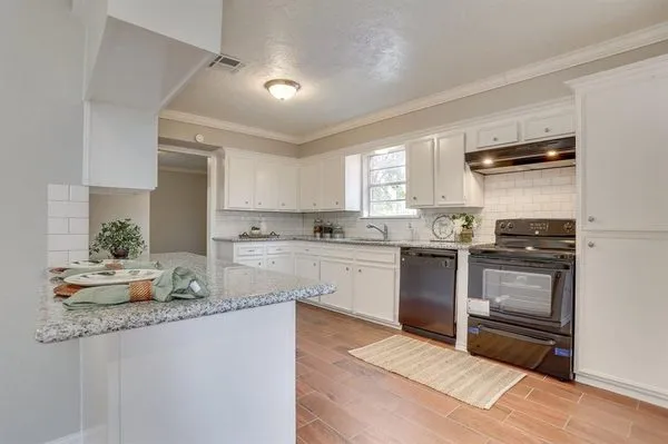 Zain's Construction Logo